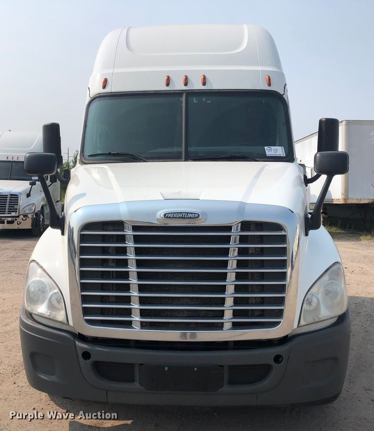 image for item DN1999 2016 Freightliner Cascadia 125  semi truck