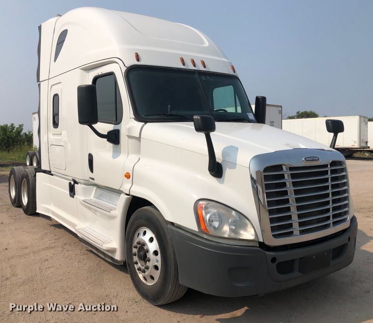 image for item DN1999 2016 Freightliner Cascadia 125  semi truck