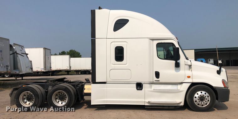 image for item DN1999 2016 Freightliner Cascadia 125  semi truck
