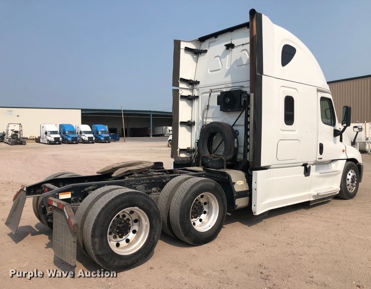 image for item DN1999 2016 Freightliner Cascadia 125  semi truck