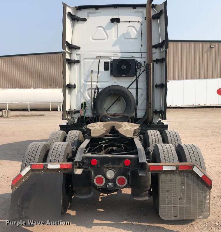 image for item DN1999 2016 Freightliner Cascadia 125  semi truck