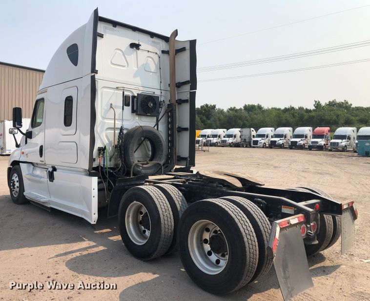 image for item DN1999 2016 Freightliner Cascadia 125  semi truck