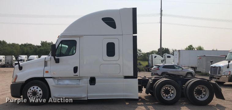 image for item DN1999 2016 Freightliner Cascadia 125  semi truck