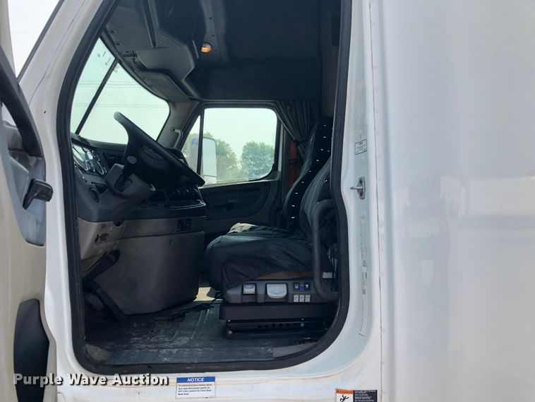 image for item DN1999 2016 Freightliner Cascadia 125  semi truck