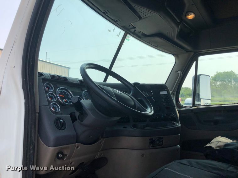 image for item DN1999 2016 Freightliner Cascadia 125  semi truck