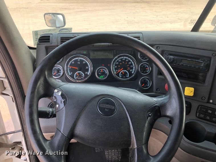 image for item DN1999 2016 Freightliner Cascadia 125  semi truck