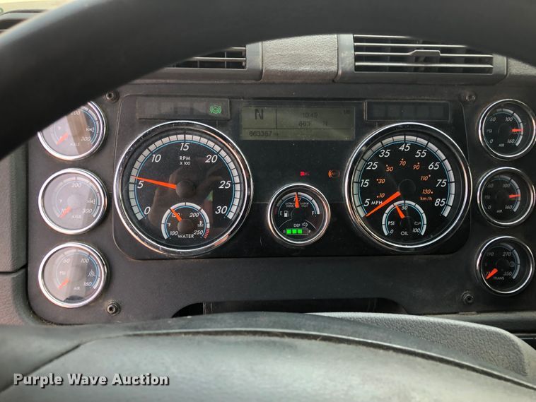 image for item DN1999 2016 Freightliner Cascadia 125  semi truck