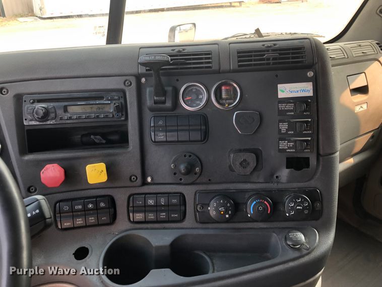 image for item DN1999 2016 Freightliner Cascadia 125  semi truck