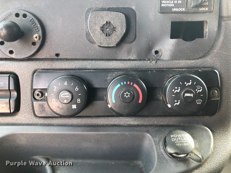 image for item DN1999 2016 Freightliner Cascadia 125  semi truck