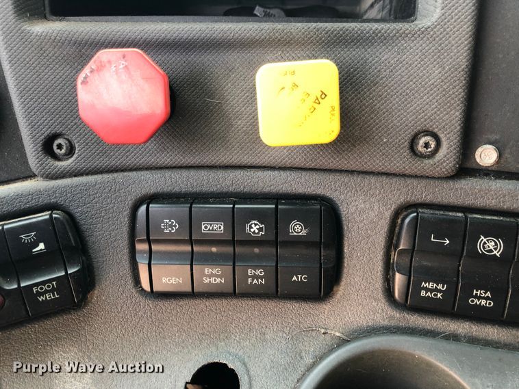 image for item DN1999 2016 Freightliner Cascadia 125  semi truck