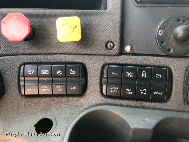 image for item DN1999 2016 Freightliner Cascadia 125  semi truck