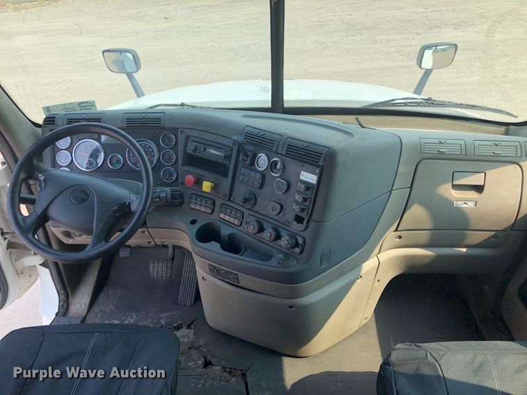 image for item DN1999 2016 Freightliner Cascadia 125  semi truck