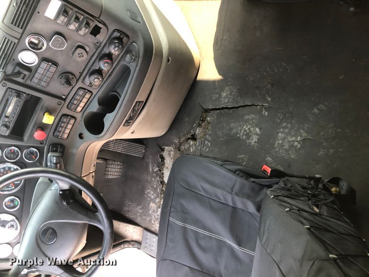 image for item DN1999 2016 Freightliner Cascadia 125  semi truck