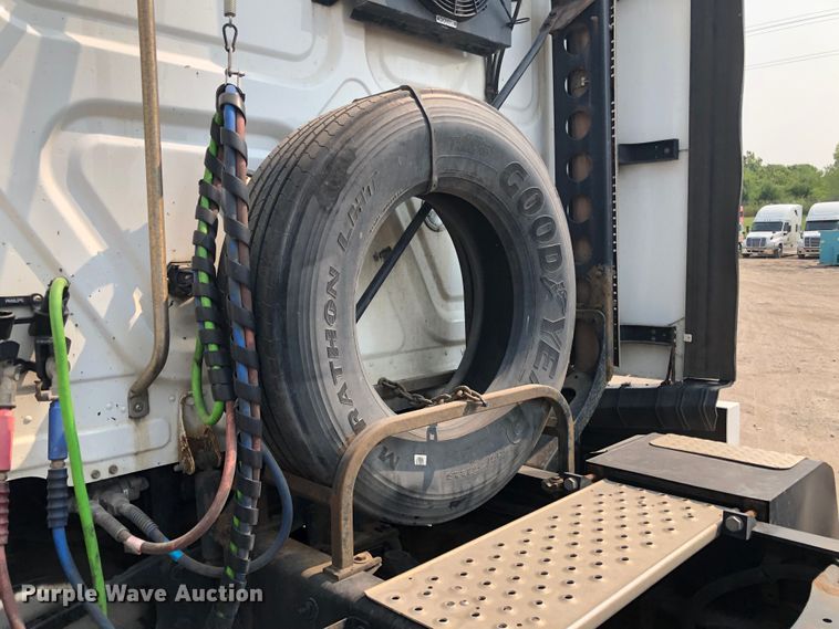 image for item DN1999 2016 Freightliner Cascadia 125  semi truck