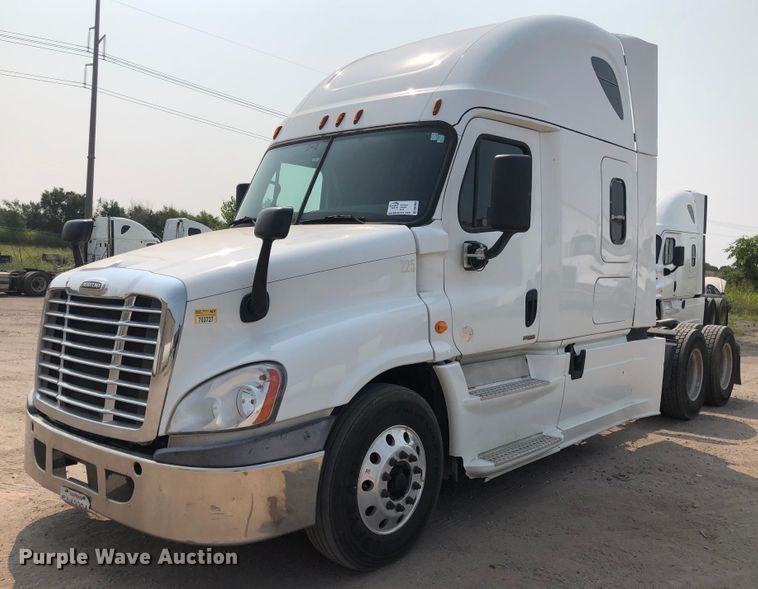 image for item DN2000 2015 Freightliner Cascadia 125  semi truck