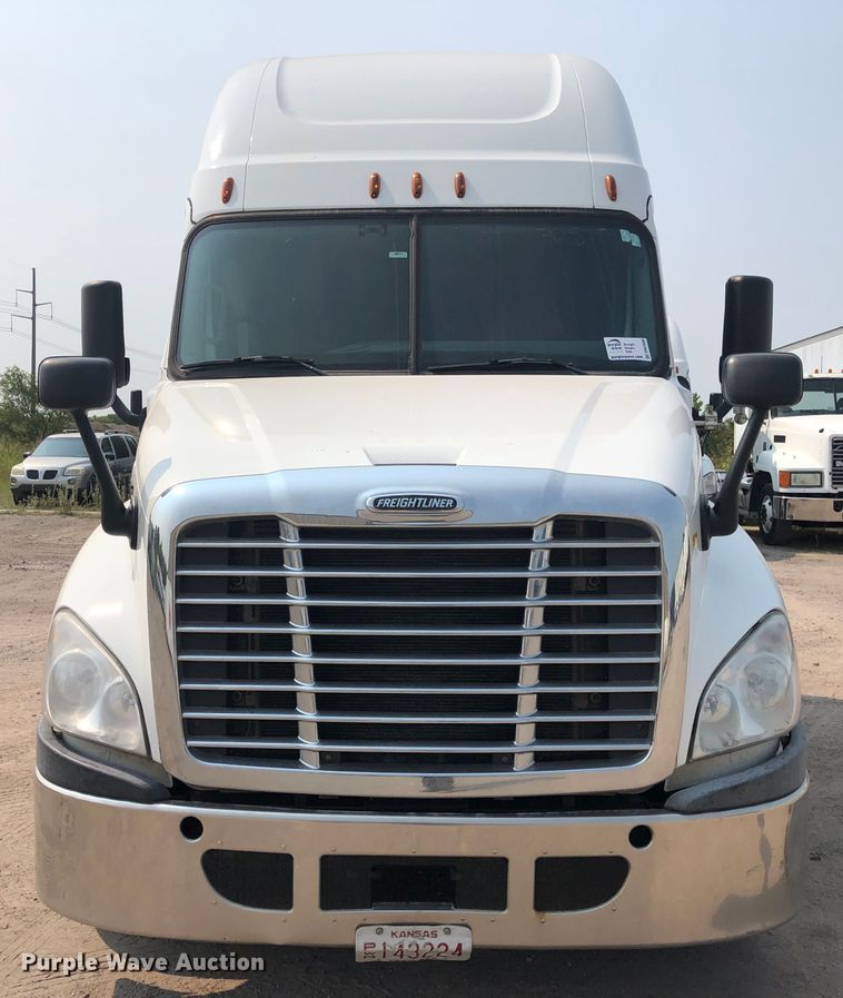 image for item DN2000 2015 Freightliner Cascadia 125  semi truck