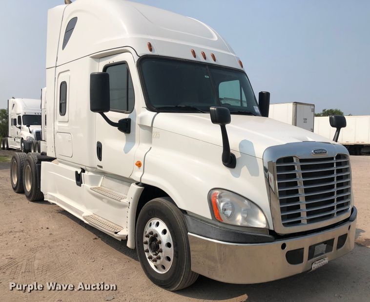 image for item DN2000 2015 Freightliner Cascadia 125  semi truck