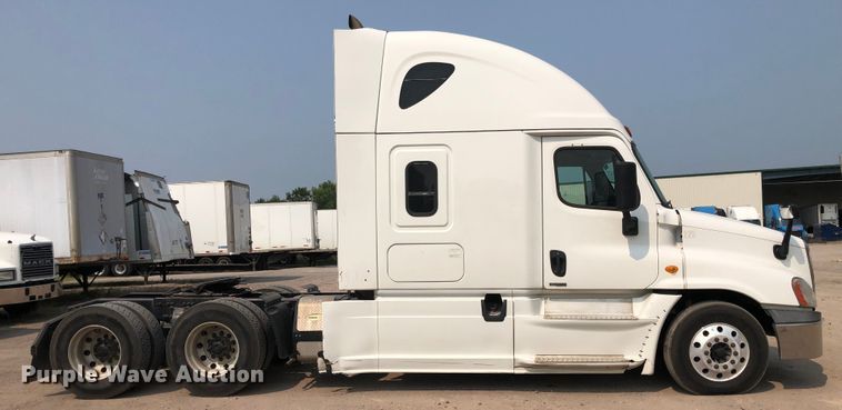 image for item DN2000 2015 Freightliner Cascadia 125  semi truck