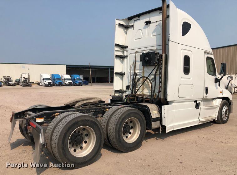 image for item DN2000 2015 Freightliner Cascadia 125  semi truck