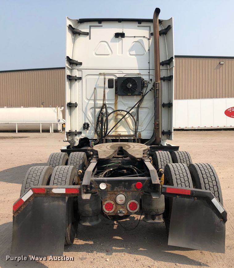 image for item DN2000 2015 Freightliner Cascadia 125  semi truck