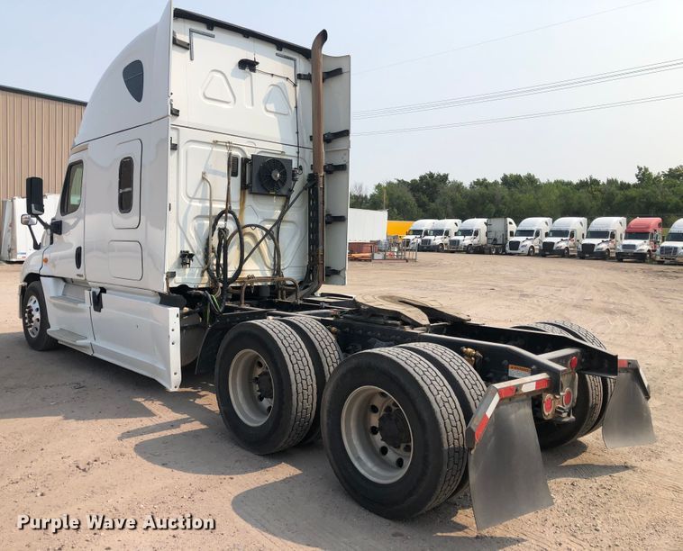 image for item DN2000 2015 Freightliner Cascadia 125  semi truck