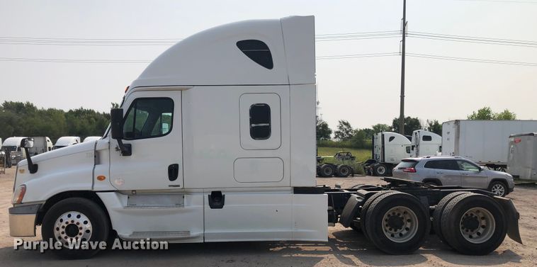 image for item DN2000 2015 Freightliner Cascadia 125  semi truck