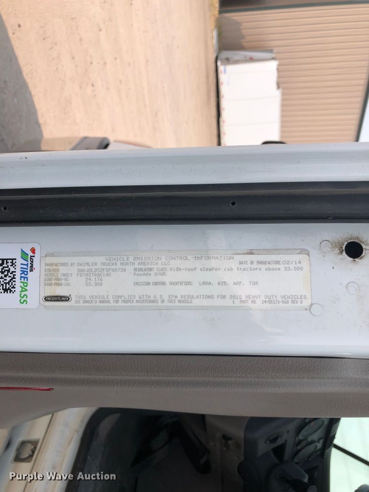 image for item DN2000 2015 Freightliner Cascadia 125  semi truck