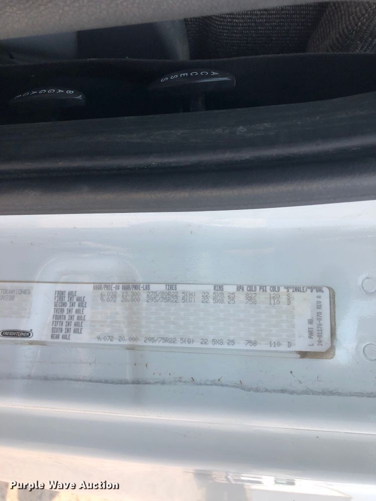 image for item DN2000 2015 Freightliner Cascadia 125  semi truck