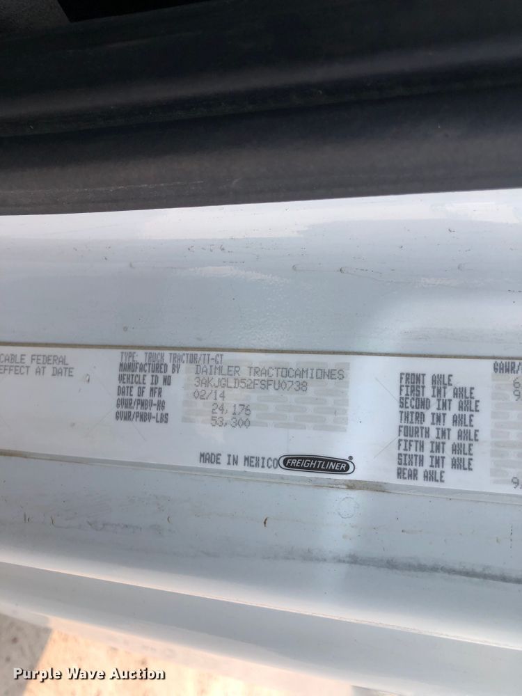 image for item DN2000 2015 Freightliner Cascadia 125  semi truck