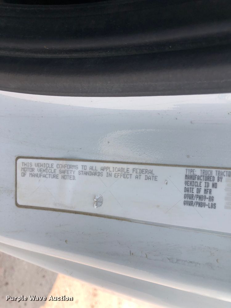 image for item DN2000 2015 Freightliner Cascadia 125  semi truck