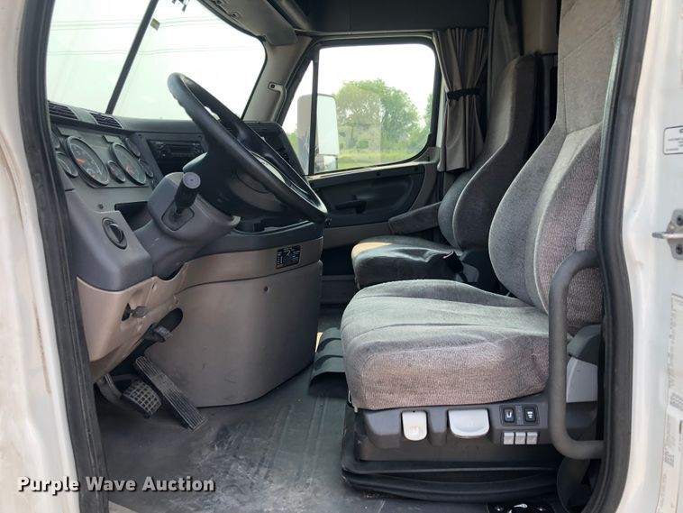 image for item DN2000 2015 Freightliner Cascadia 125  semi truck