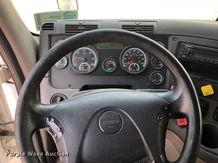 image for item DN2000 2015 Freightliner Cascadia 125  semi truck