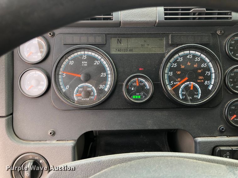 image for item DN2000 2015 Freightliner Cascadia 125  semi truck