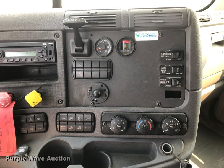 image for item DN2000 2015 Freightliner Cascadia 125  semi truck