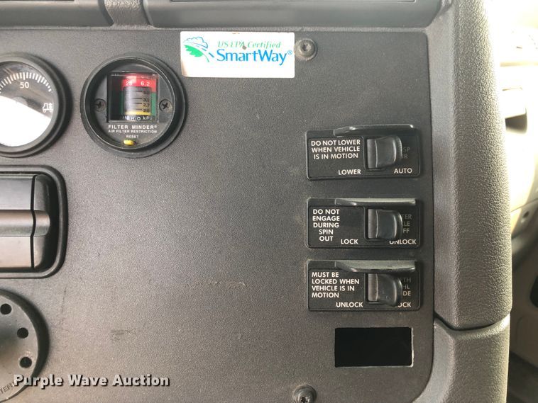 image for item DN2000 2015 Freightliner Cascadia 125  semi truck