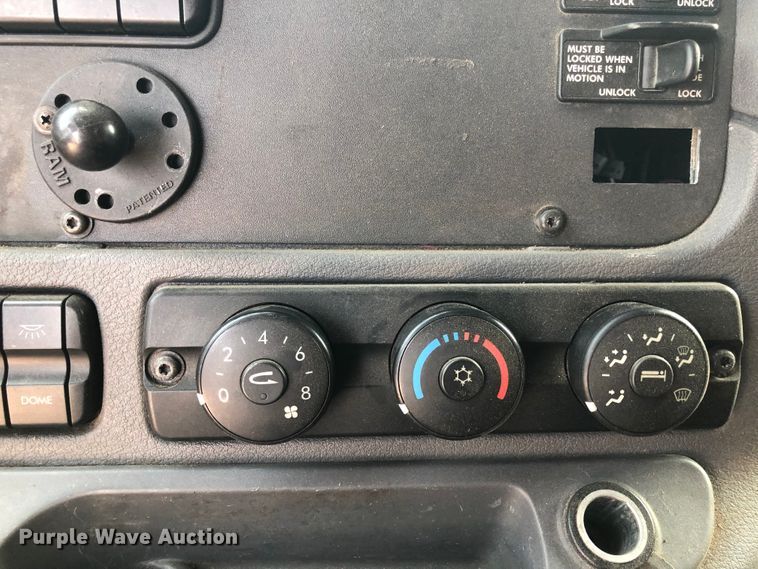 image for item DN2000 2015 Freightliner Cascadia 125  semi truck