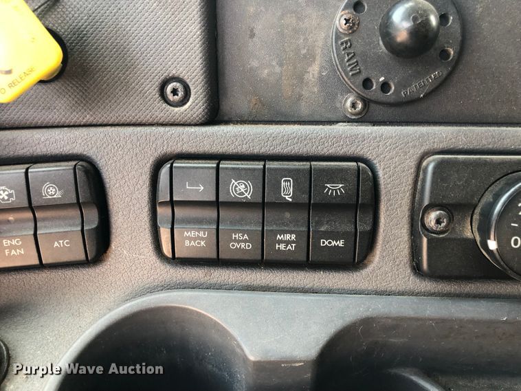 image for item DN2000 2015 Freightliner Cascadia 125  semi truck