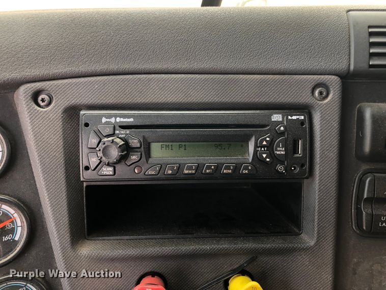 image for item DN2000 2015 Freightliner Cascadia 125  semi truck