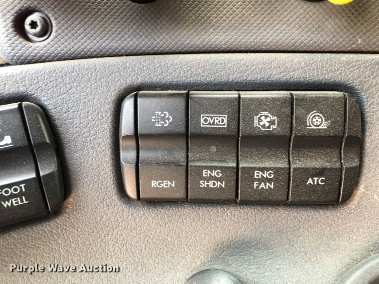 image for item DN2000 2015 Freightliner Cascadia 125  semi truck