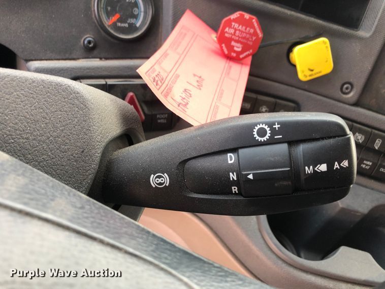 image for item DN2000 2015 Freightliner Cascadia 125  semi truck