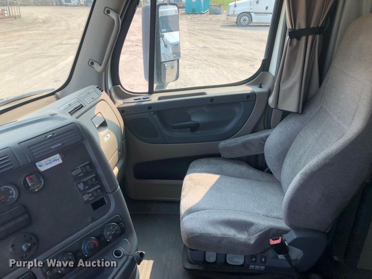 image for item DN2000 2015 Freightliner Cascadia 125  semi truck