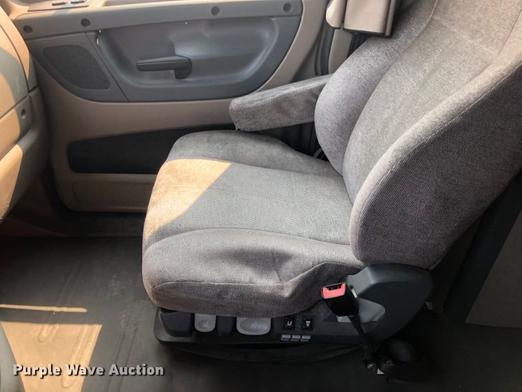 image for item DN2000 2015 Freightliner Cascadia 125  semi truck