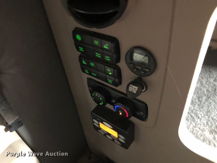 image for item DN2000 2015 Freightliner Cascadia 125  semi truck