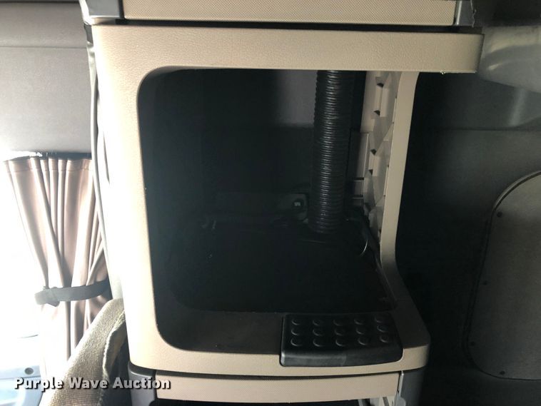 image for item DN2000 2015 Freightliner Cascadia 125  semi truck