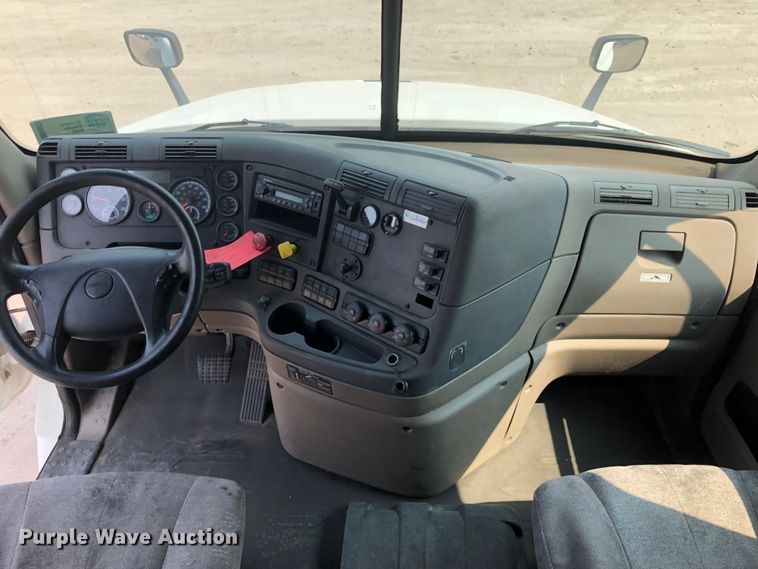 image for item DN2000 2015 Freightliner Cascadia 125  semi truck