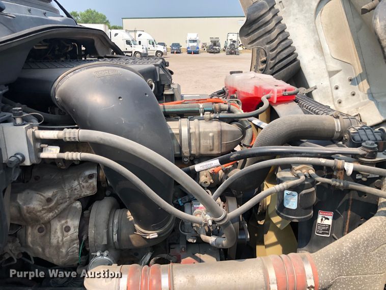 image for item DN2000 2015 Freightliner Cascadia 125  semi truck