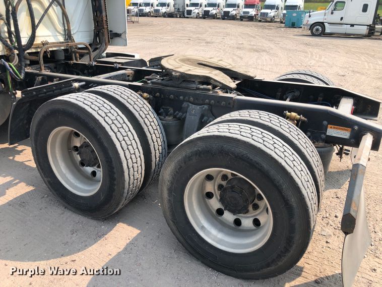 image for item DN2000 2015 Freightliner Cascadia 125  semi truck