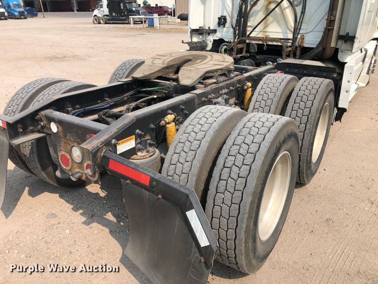 image for item DN2000 2015 Freightliner Cascadia 125  semi truck