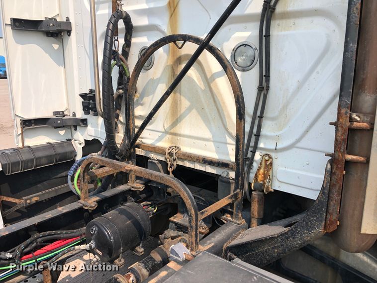 image for item DN2000 2015 Freightliner Cascadia 125  semi truck