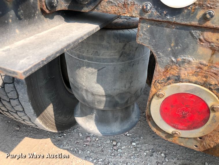 image for item DN2000 2015 Freightliner Cascadia 125  semi truck